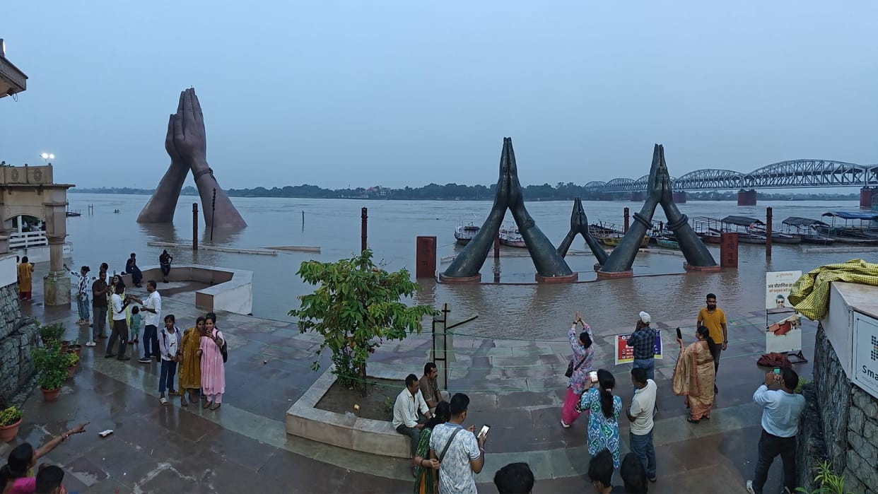 Floods in Varanasi: People stranded waiting for aid in tents cremation services facing difficulties