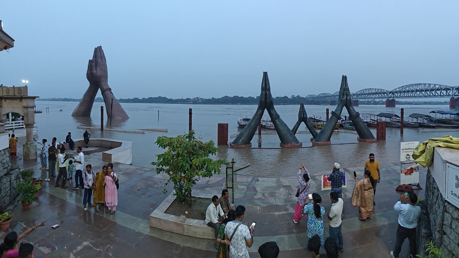 वाराणसी में बाढ़ से नमो घाट पर भरा पानी