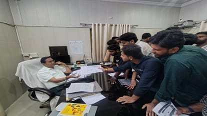 विश्वविद्यालय अधिकारियों के सामने अपनी बात रखते छात्र।