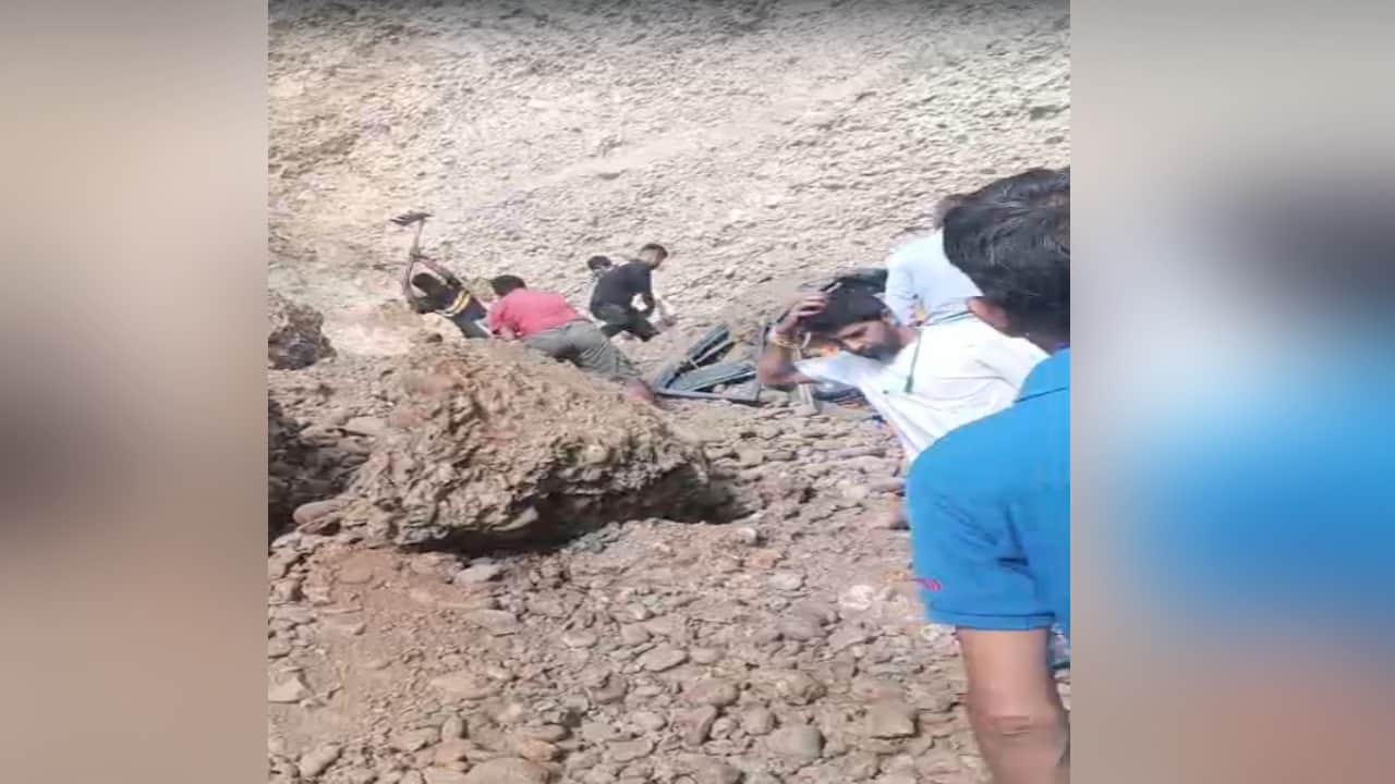 पहाड़ी से जेसीबी पर गिरा मलबा, युवक की मौत।