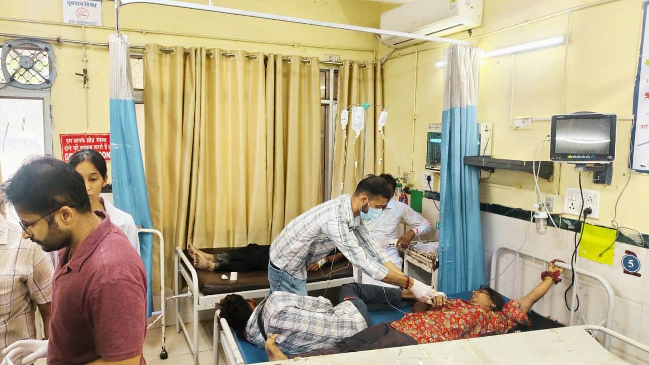 अस्पताल में भर्ती करवाए गए घायल।