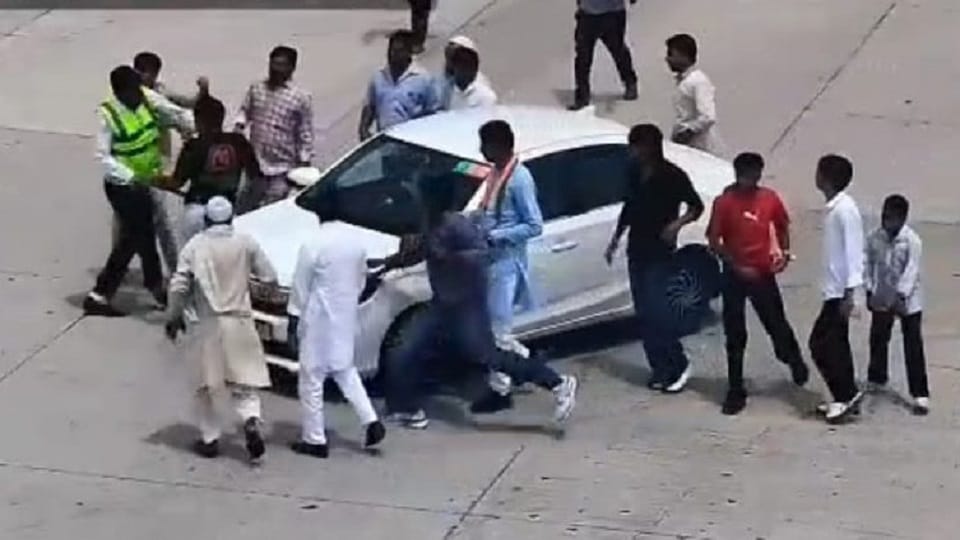 UP: BJP leader and workers beaten with sticks and rods at a toll plaza in Baghpat; five injured, FIR
