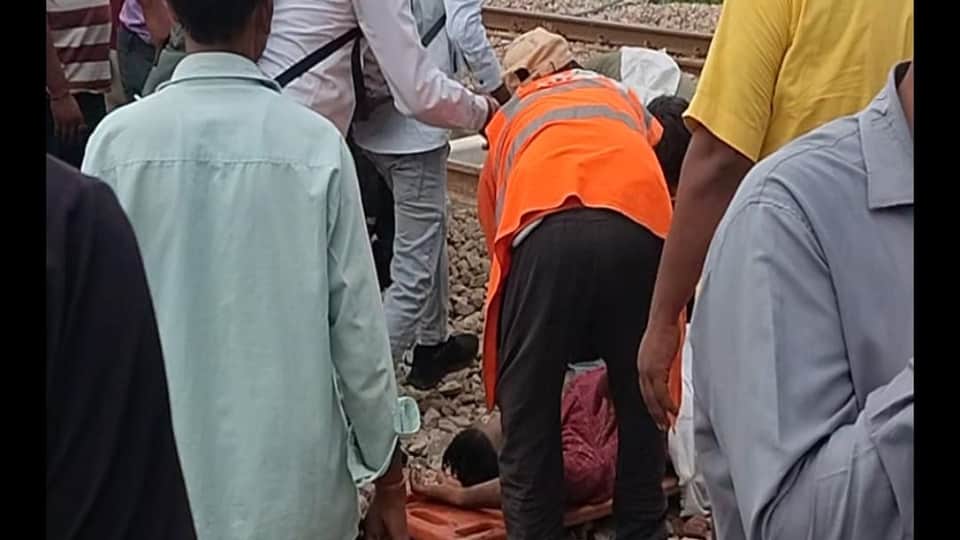 Railway JE Hit by Passenger Train in agra up news