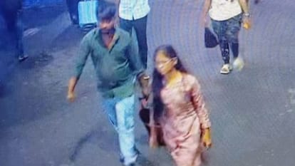 सीसीटीवी में कैद हुए हत्या के बाद शव को ट्रेन में रखने वाले आरोपी
