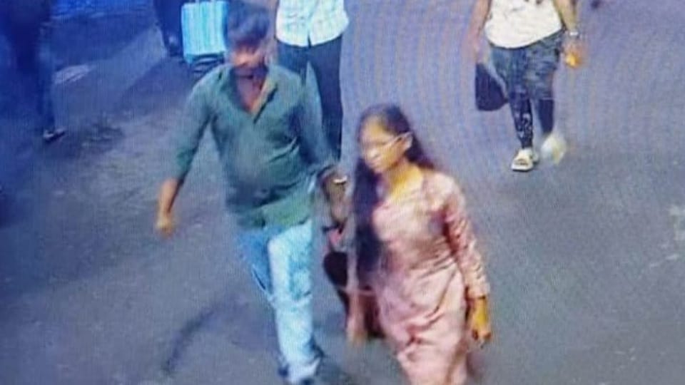 सीसीटीवी में कैद हुए हत्या के बाद शव को ट्रेन में रखने वाले आरोपी