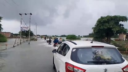 जलालाबाद-शमसाबाद हाईवे पर बह रहा पानी