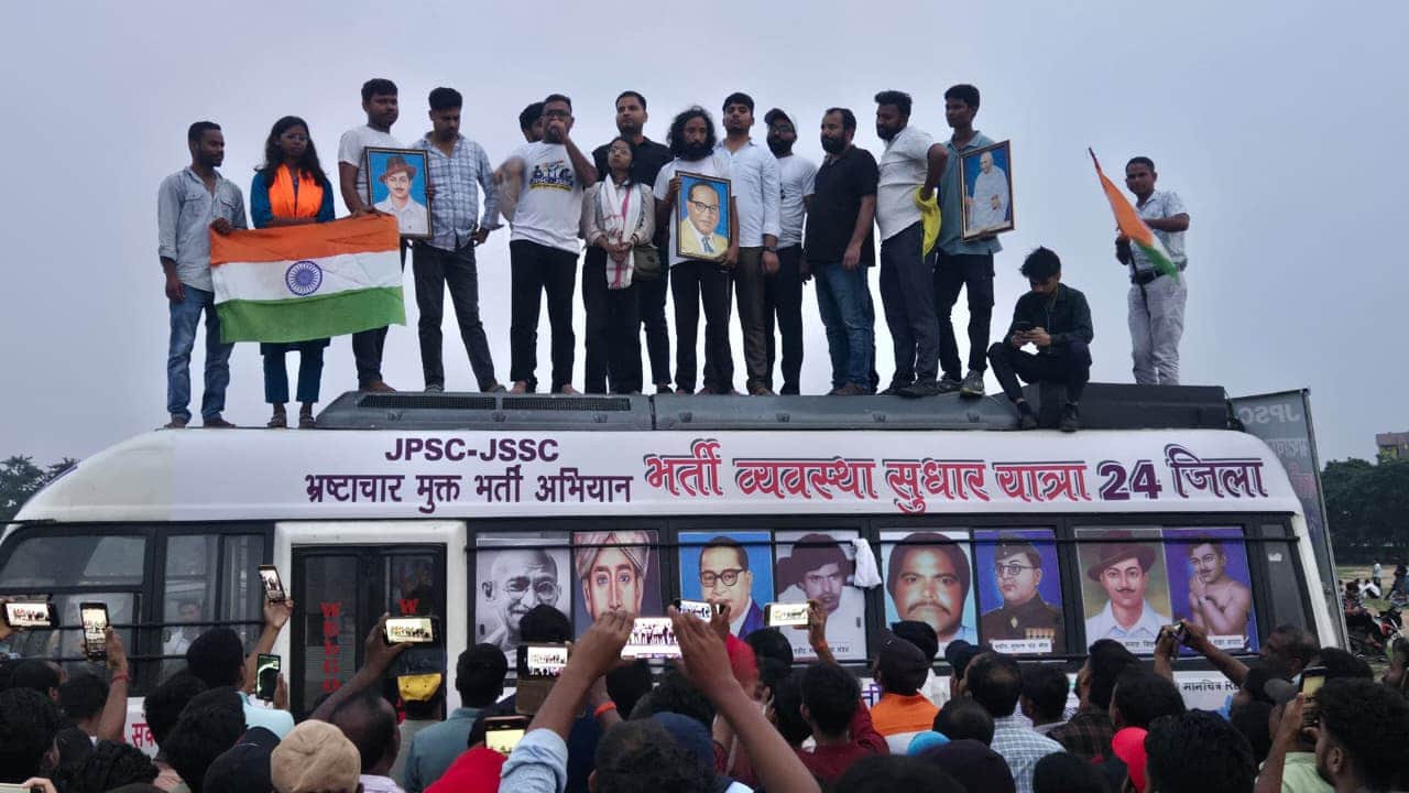 छात्रों का आंदोलन लगातार जारी है।