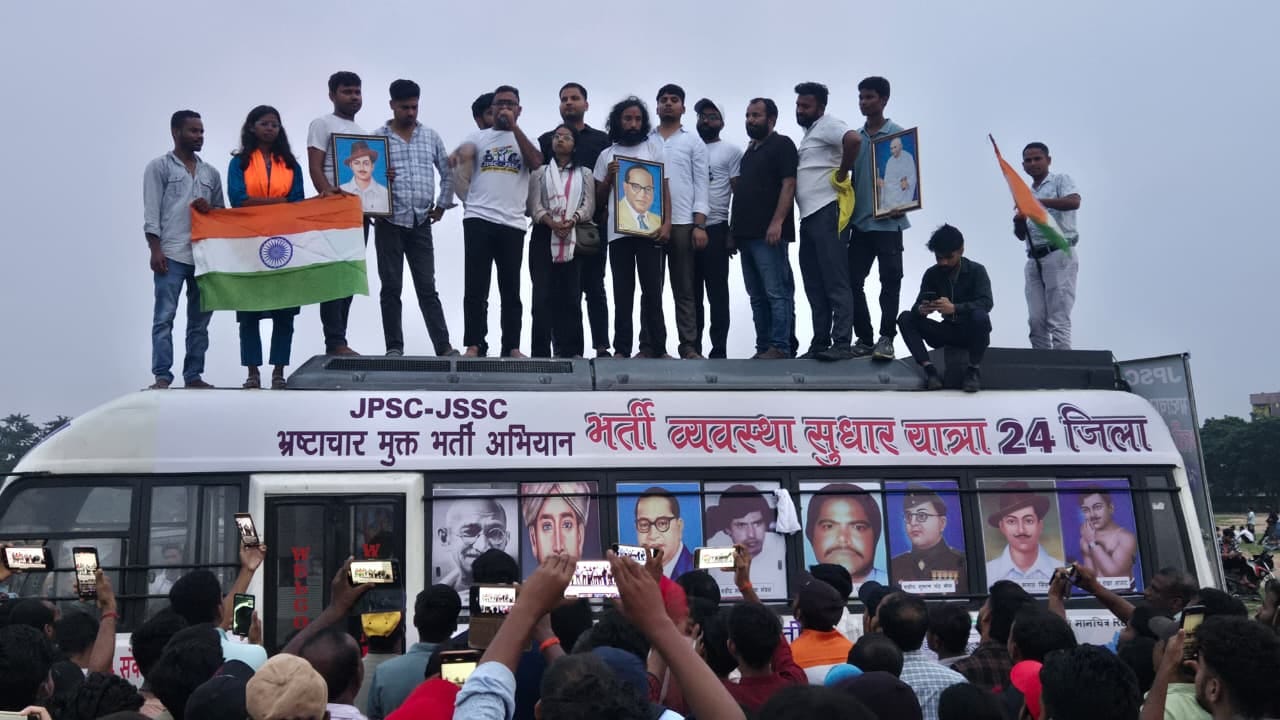 छात्रों का आंदोलन लगातार जारी है।