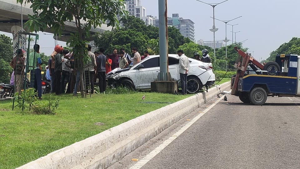 Car goes out of control and climbs onto the divider after steering jams
