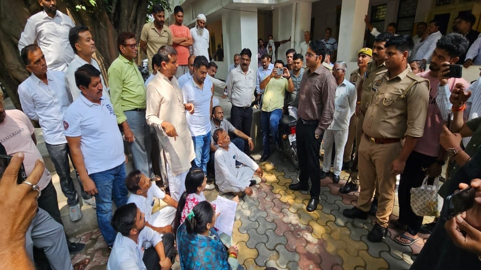 एसडीएम कार्यालय पर धरना देते कांग्रेसी।