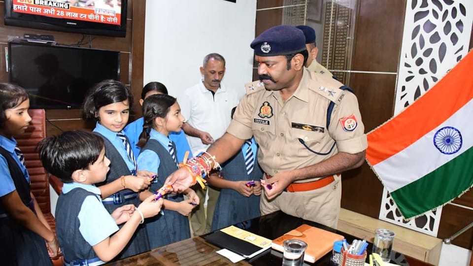 Meerut: School children tied a Rakhi to the SSP and received blessings to bring glory to the nation
