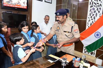 Meerut: Schoolgirls Tie Rakhi to SSP BBGTS Murthy on Raksha Bandhan, Receive Encouragement to Study