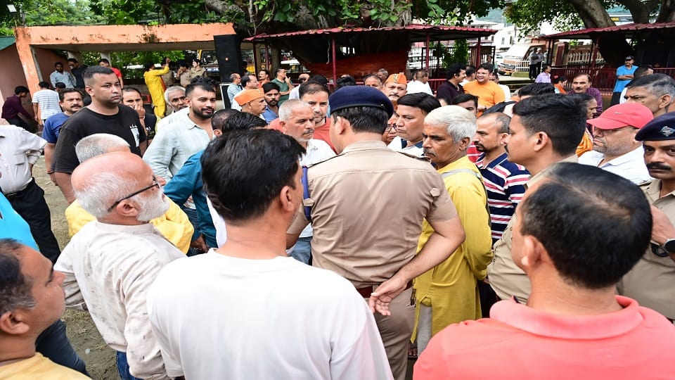 हल्द्वानी, शीशमहल रामलीला मैदान में हनुमान चालीसा के पाठ को लेकर हुआ  हंगामा लोगों को समझाती पुलिस