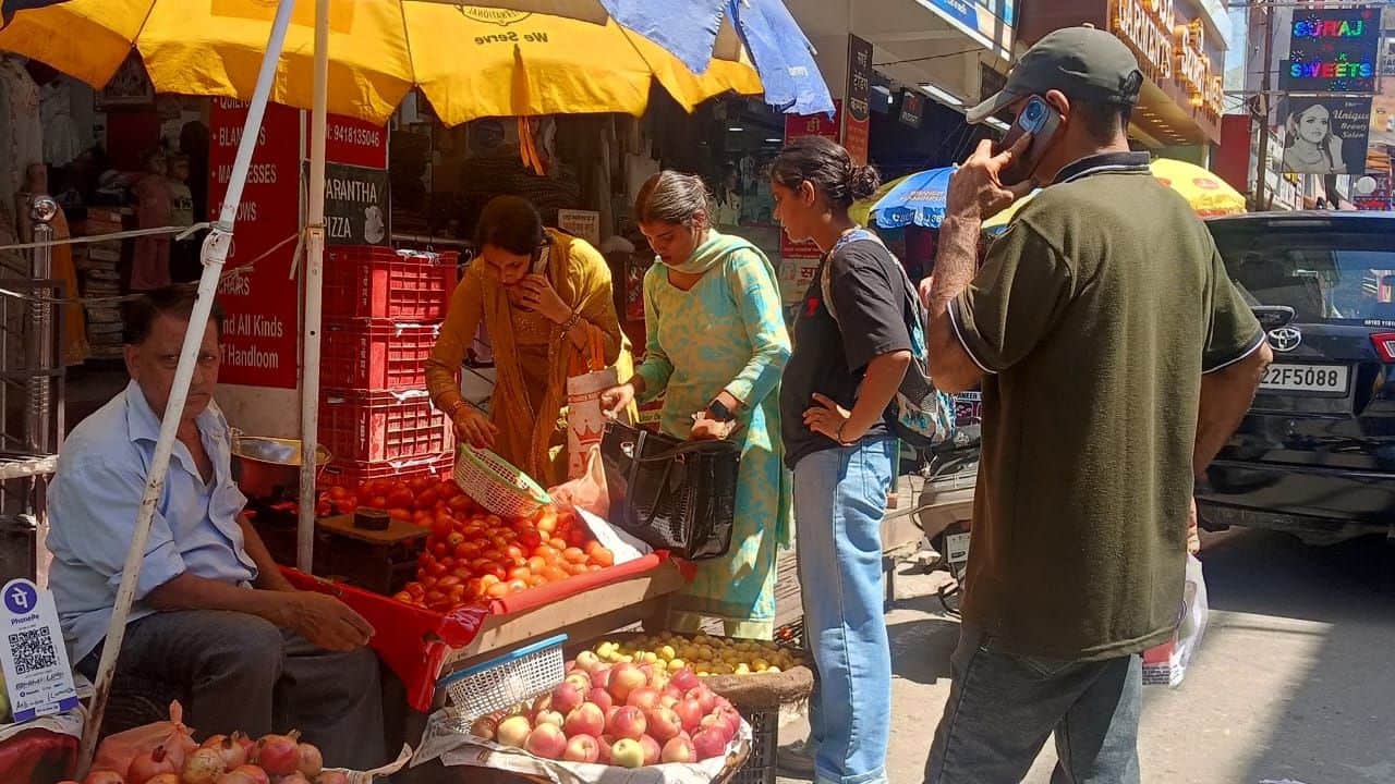 हमीरपुर बाजार में सब्जी की खरीदारी करती महिलाएं।