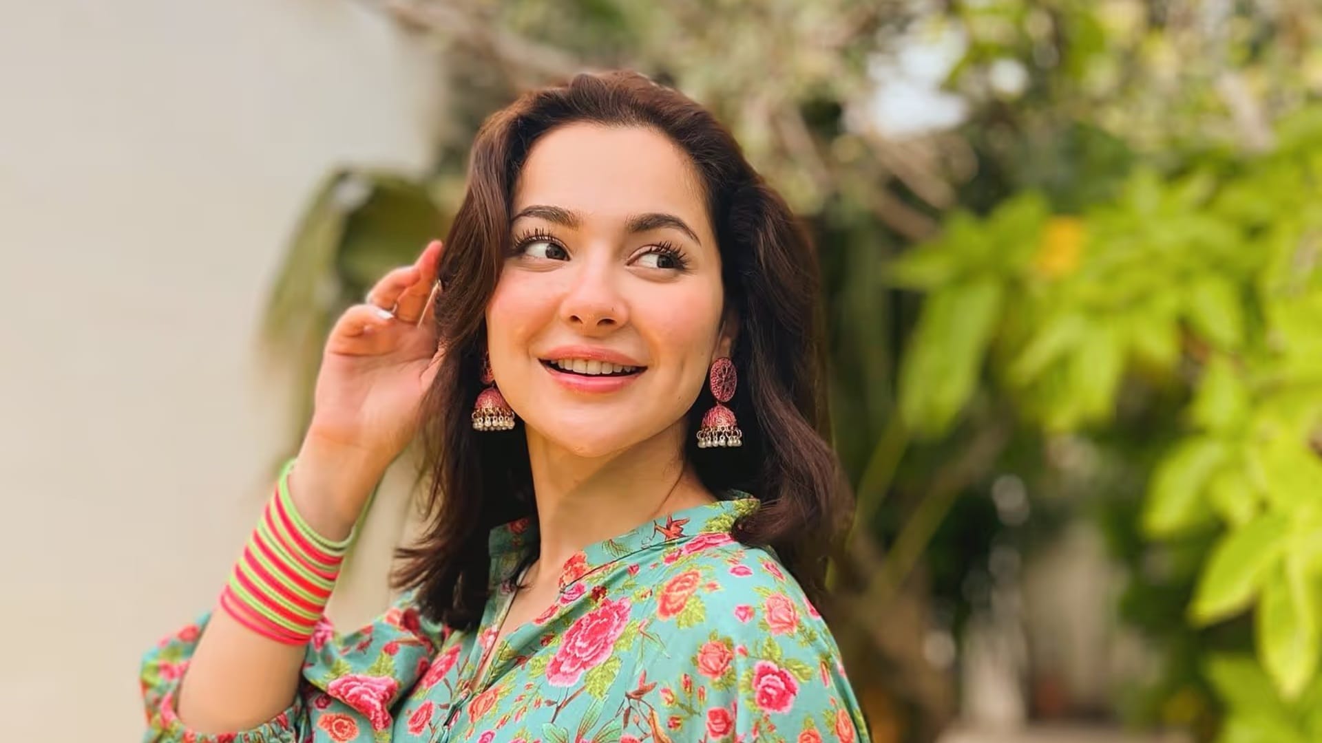 Hania Aamir video goes viral users say she drunk but fans defend her on social media
