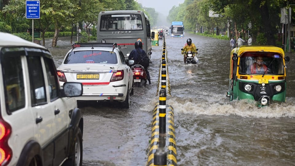 Heavy rain in Delhi-Gurugram: Waterlogging traffic jams in several areas schools closed and work-from-home