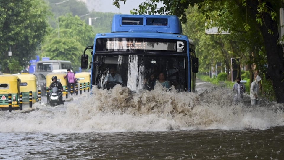 Heavy rain in Delhi-Gurugram: Waterlogging traffic jams in several areas schools closed and work-from-home