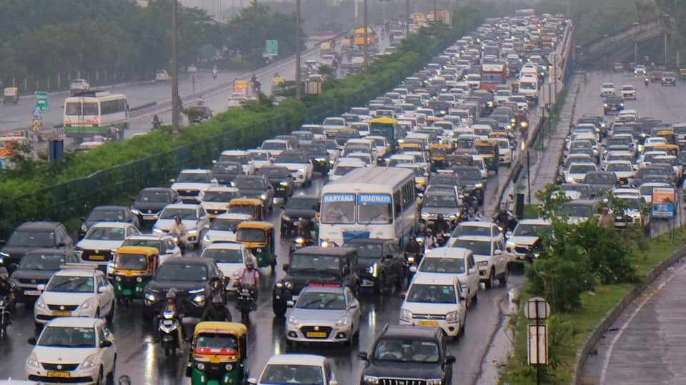 Heavy rain in Delhi-Gurugram: Waterlogging traffic jams in several areas schools closed and work-from-home