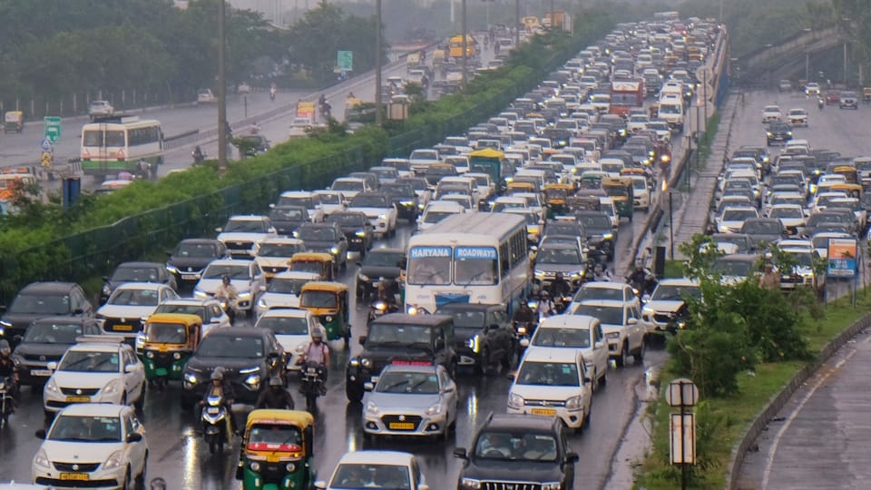 Heavy rain in Delhi-Gurugram: Waterlogging traffic jams in several areas schools closed and work-from-home