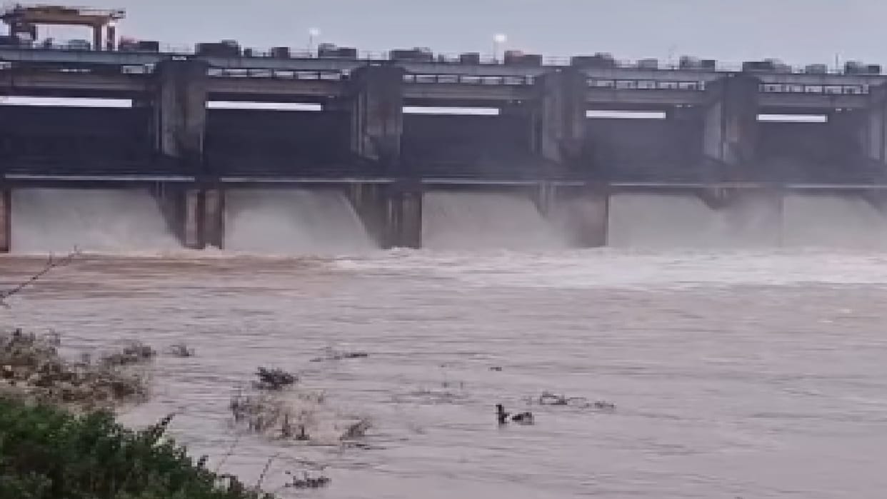 6 gates of Kelo Dam opened in Raigarh: Chakrapath submerged, rising water level puts low-lying areas on alert