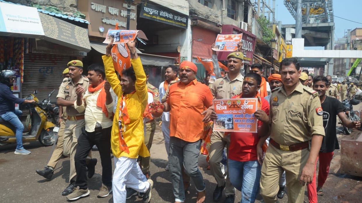 Police stopped Shiv Sainiks who on their way to perform Jalabhishek at Gyanvapi in Varanasi