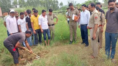 कब्रिस्तान में बच्ची के शव की तलाश के लिए कई कब्रें खोदीं।