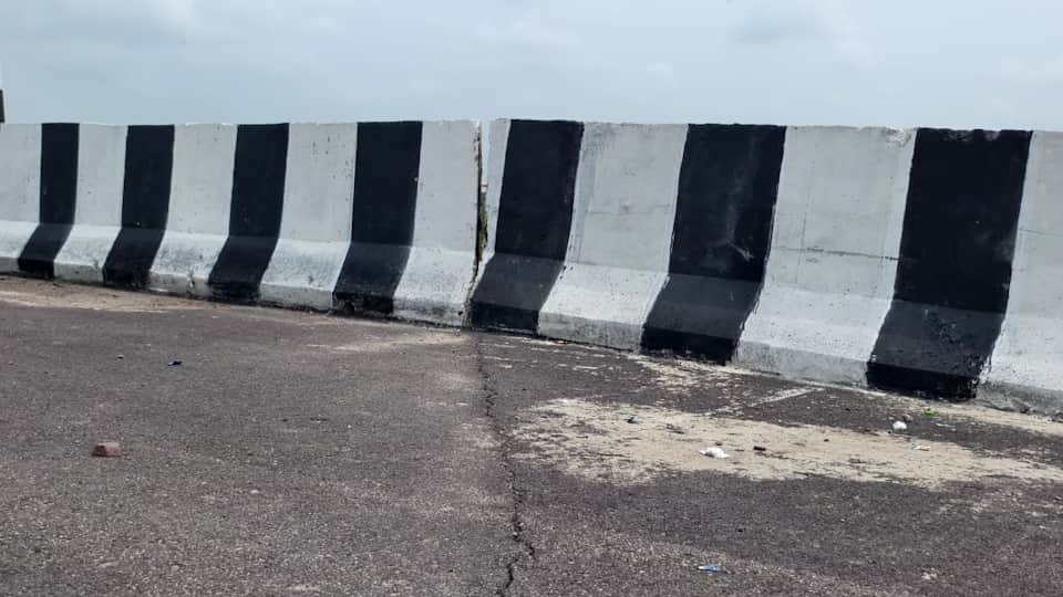 Kanpur-Lucknow Expressway Road Sinks Days After Inauguration UP News in Hindi