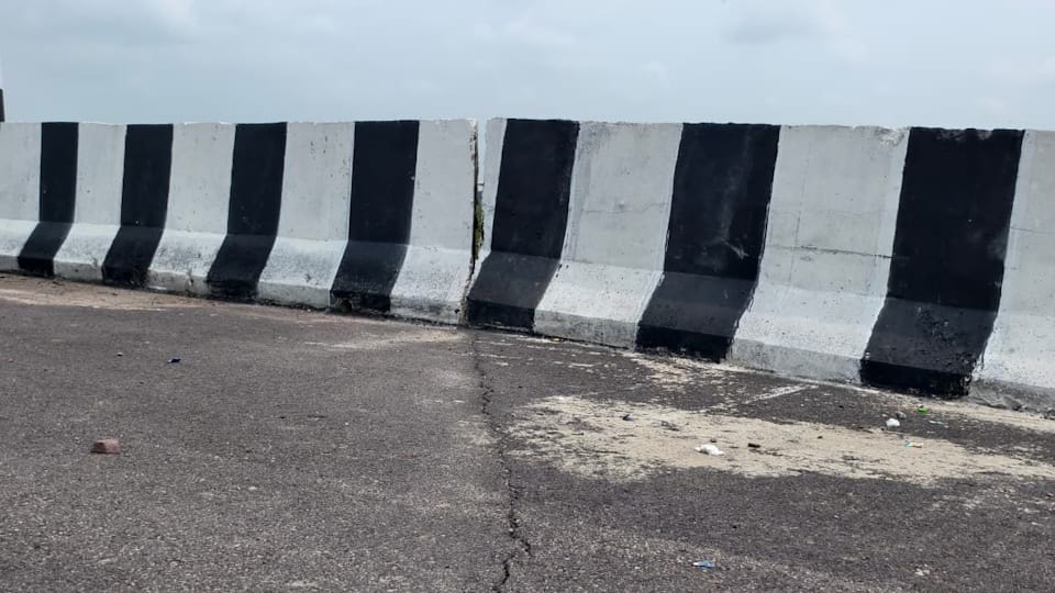 Kanpur-Lucknow Expressway Road Sinks Days After Inauguration UP News in Hindi