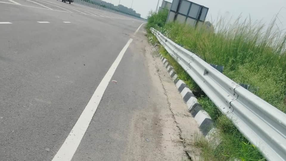 Kanpur-Lucknow Expressway Road Sinks Days After Inauguration UP News in Hindi