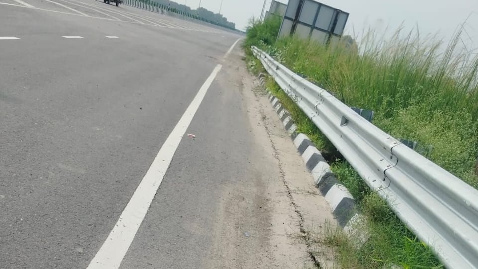 Kanpur-Lucknow Expressway Road Sinks Days After Inauguration UP News in Hindi