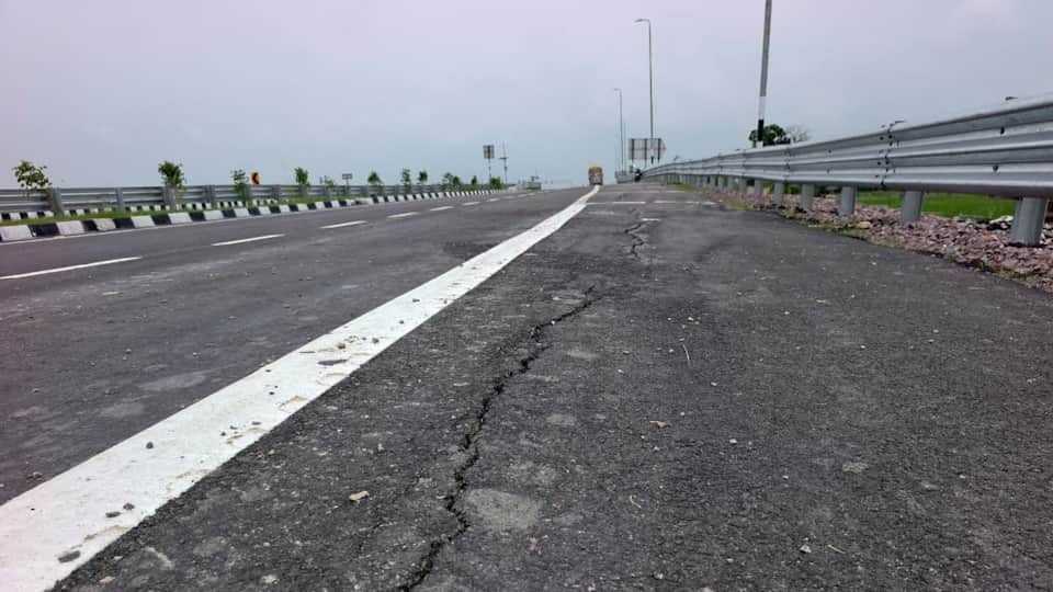 Kanpur-Lucknow Expressway Road Sinks Days After Inauguration UP News in Hindi