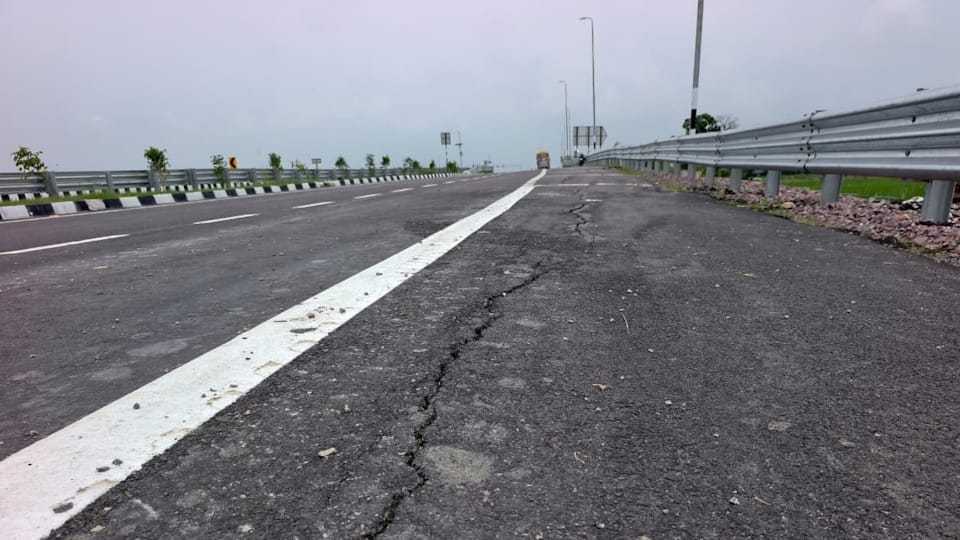 Kanpur-Lucknow Expressway Road Sinks Days After Inauguration UP News in Hindi