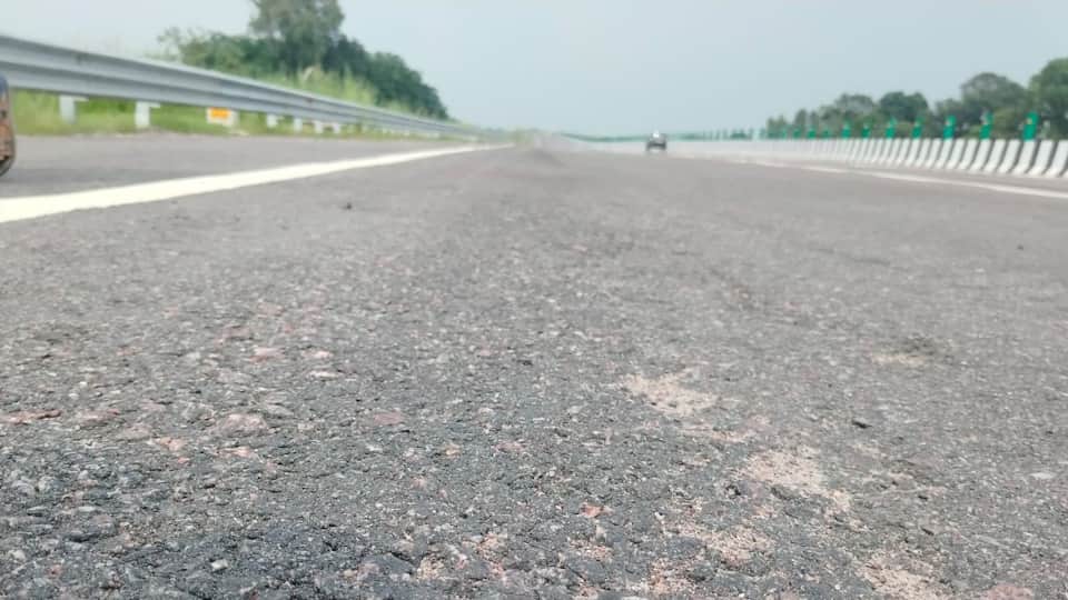 Kanpur-Lucknow Expressway Road Sinks Days After Inauguration UP News in Hindi