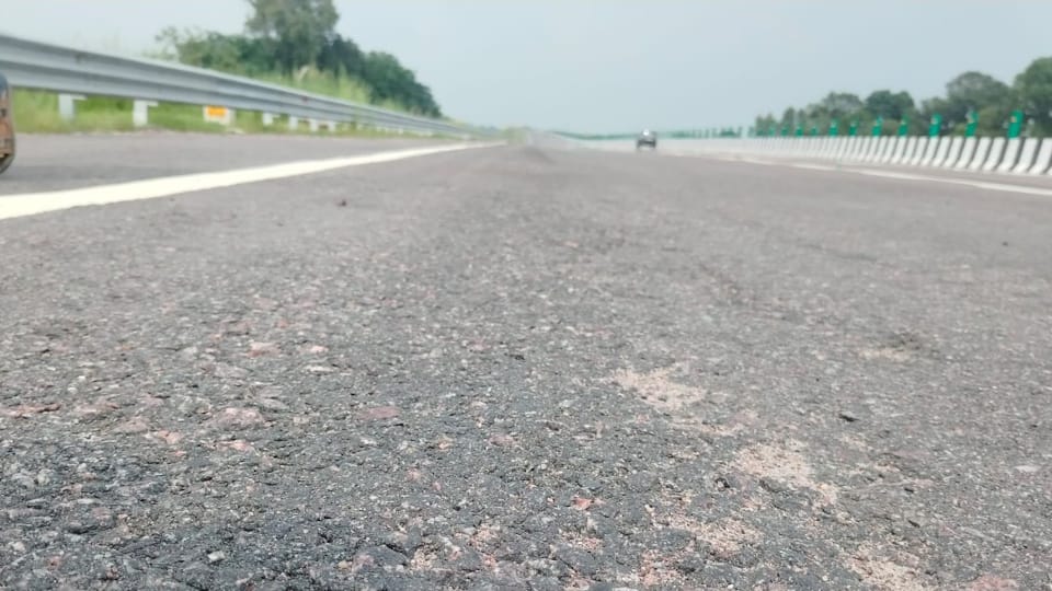 Kanpur-Lucknow Expressway Road Sinks Days After Inauguration UP News in Hindi