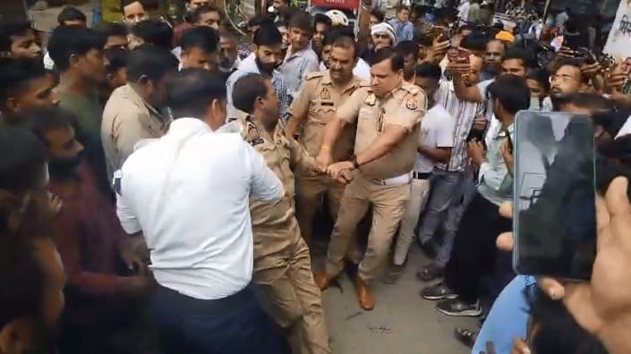 पीआरडी जवान का तिर्वा क्रॉसिंग पर हंगामा