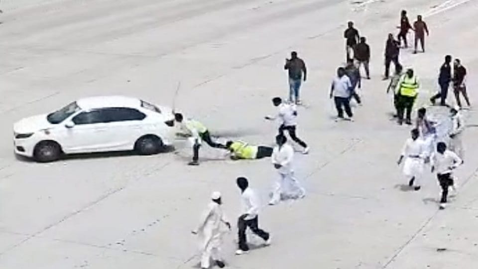 काटा टोल प्लाजा पर मारपीट।