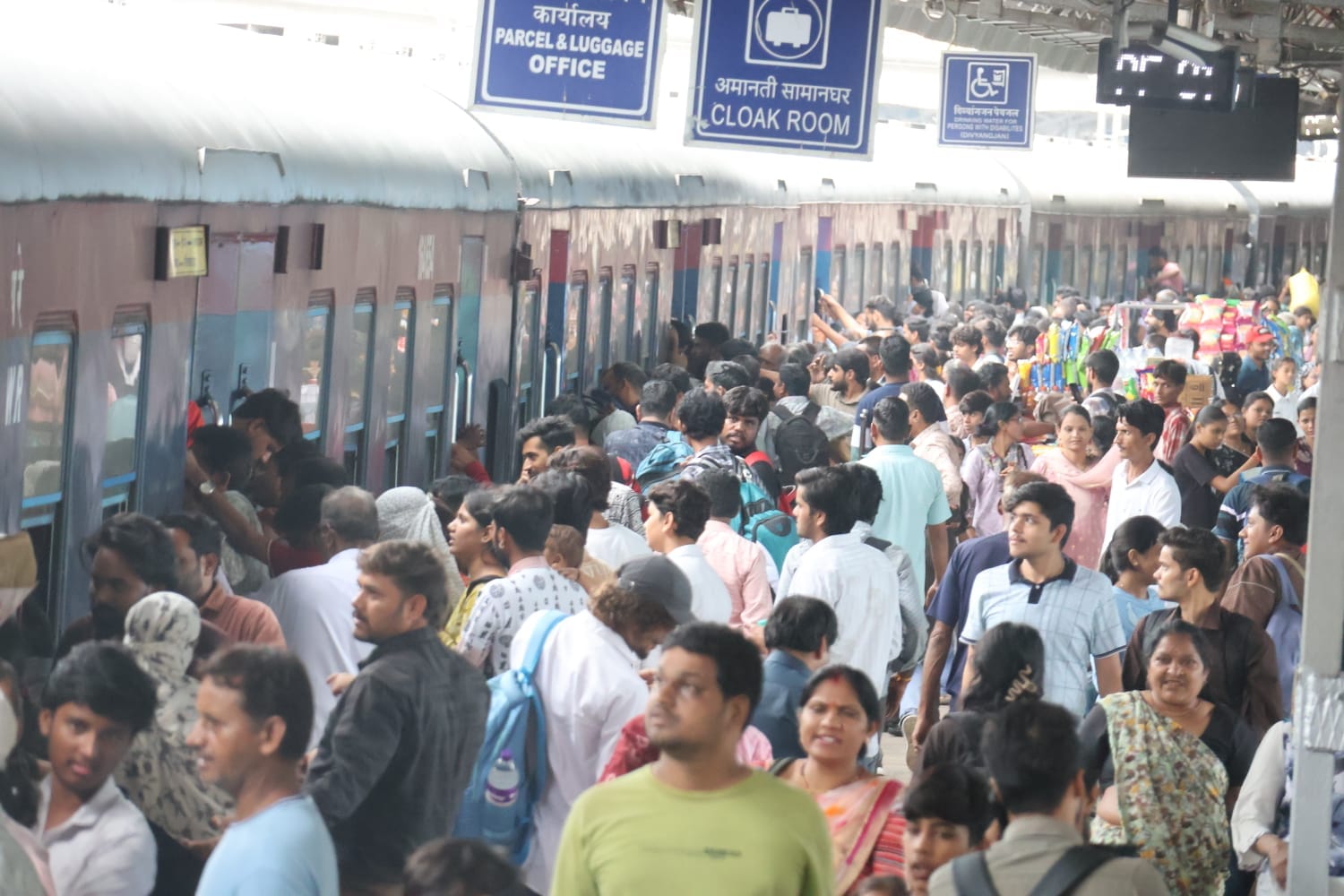 मंगलवार को रेलवे स्टेशन पर रही भीड़