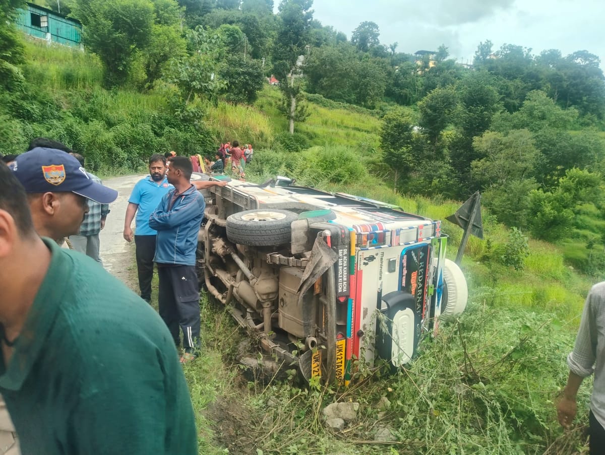 चमोली में हादसा: डांगतोली मोटर मार्ग पर मैक्स वाहन अनियंत्रित होकर सड़क पर पलटा, तीन छात्राएं हायर सेंटर रेफर
