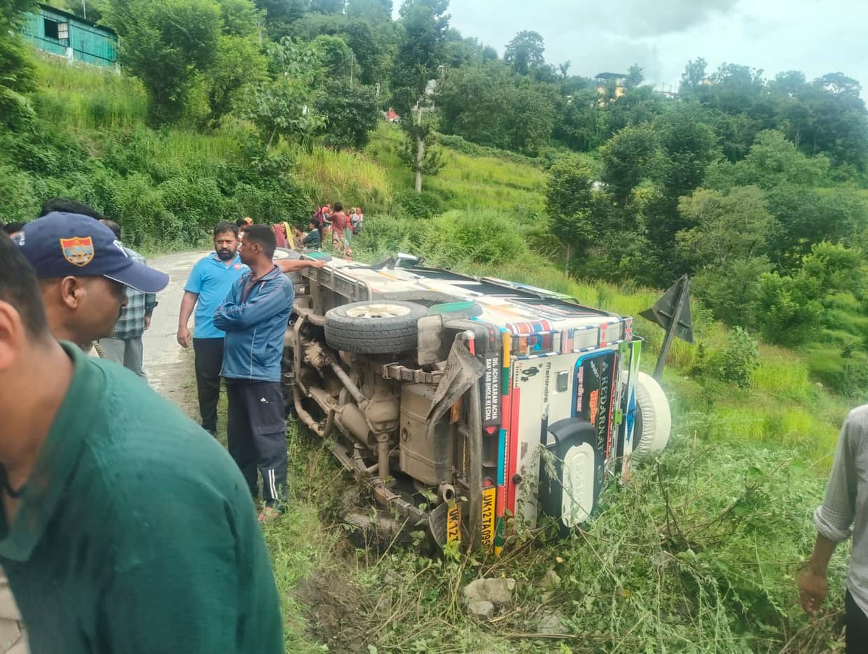 Accident in Chamoli Max vehicle overturned on Dangtoli motor road three students Injured