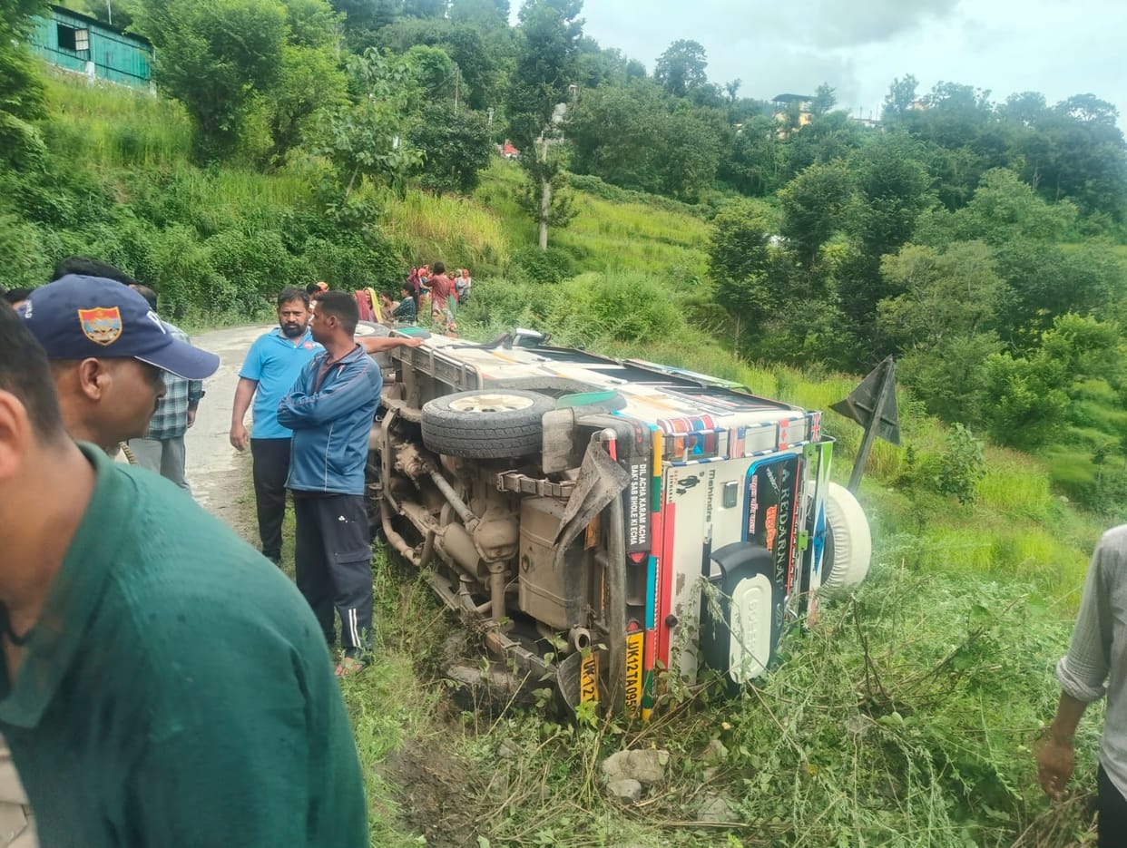 Accident in Chamoli Max vehicle overturned on Dangtoli motor road three students Injured