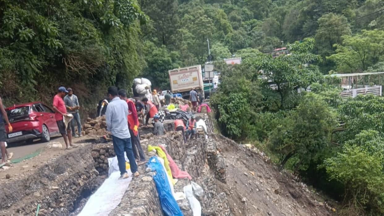 Mussoorie-Dehradun Road Traffic disrupted due to road subsidence near Paniwala Band read All Updates in hindi