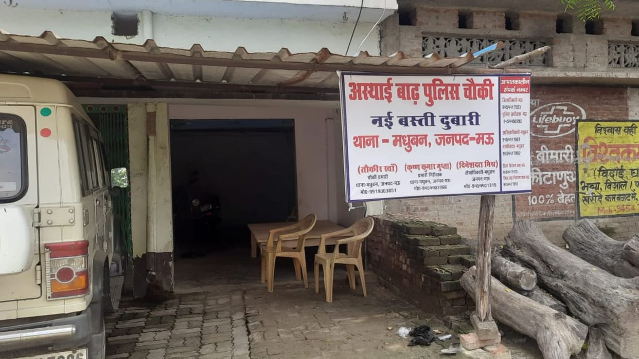 Saryu in Mau Flood outposts set up by simply placing boards on kiosk and walls officials snap photos and leave
