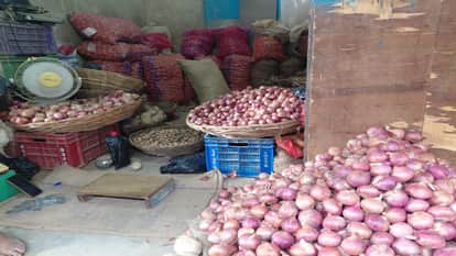 दुकान पर रखा प्याज