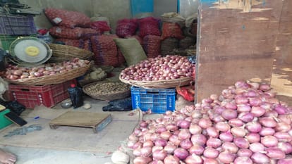 दुकान पर रखा प्याज