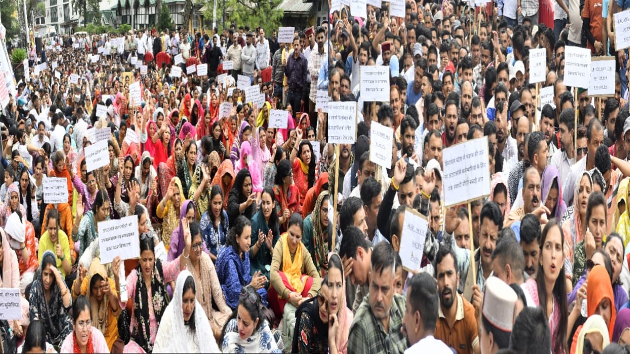Shimla: Outsourced workers staged a protest at Chowda Maidan; issued an ultimatum of two months.