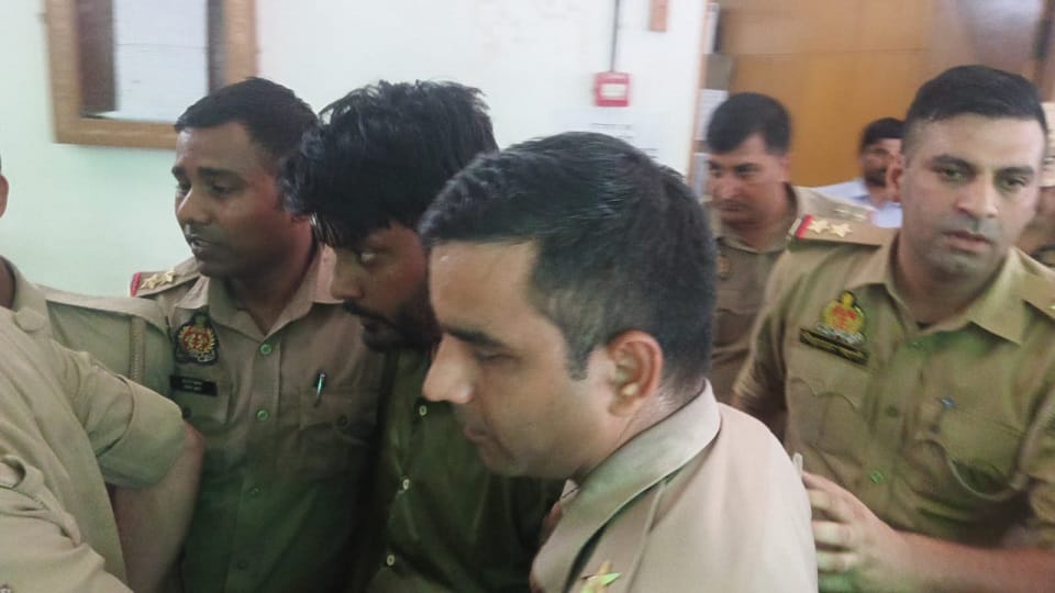 Paper Spray Attack at Agra Civil Court, Accused Detained