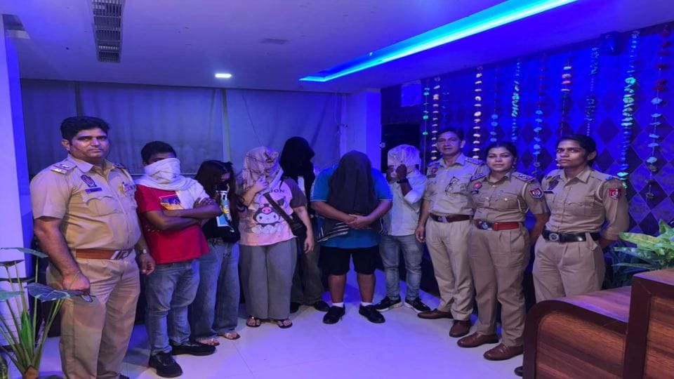 पुलिस रेड में गिरफ्तार आरोपी