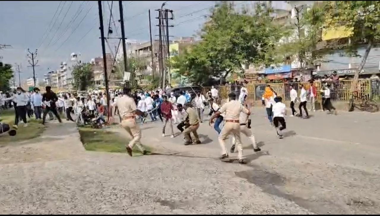 परीक्षा परिणाम में गड़बड़ी की आशंका को लेकर छात्रों का विरोध-प्रदर्शन, हुई झड़प।