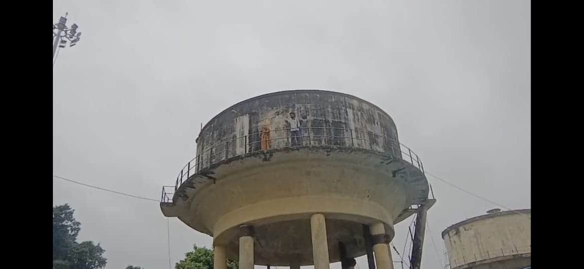 पत्नी-बच्चे संग पानी की टंकी पर चढ़ा युवक