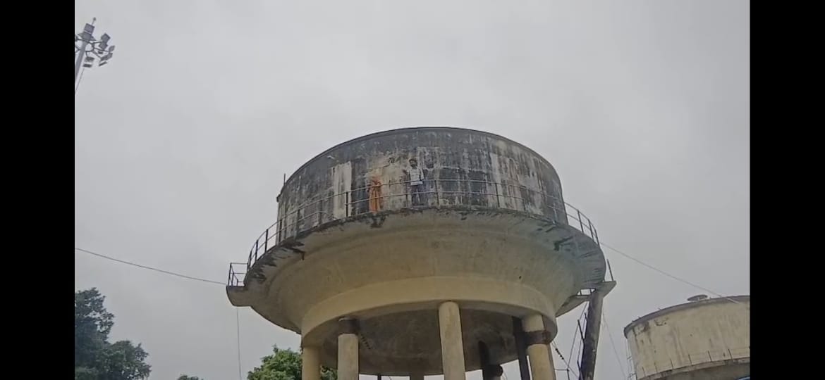 पत्नी-बच्चे संग पानी की टंकी पर चढ़ा युवक
